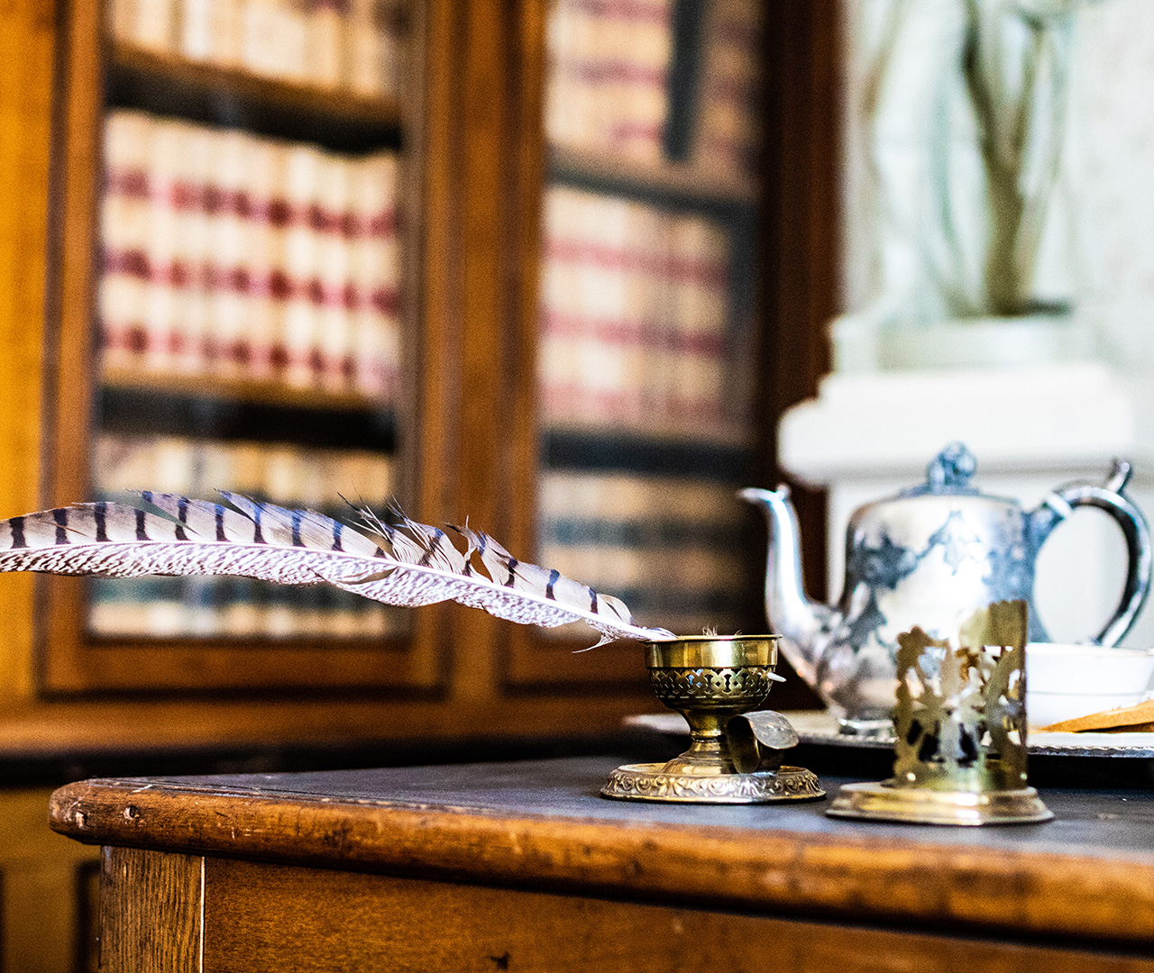 Plume et encrier sur un bureau ancien