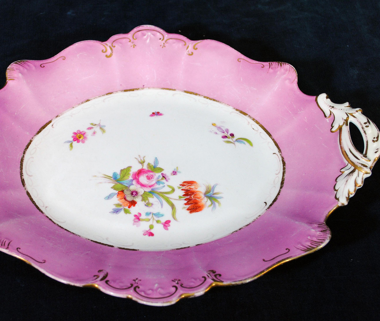 Assiette ancienne rose et or avec des fleurs